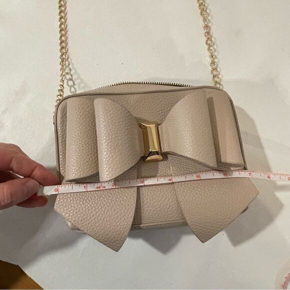 Crossi bow bag in blush Taupe with gold hardware - Picture 7 of 9